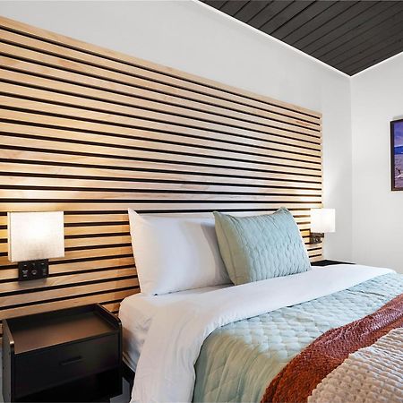 South Bay Inn ウェストポート エクステリア 写真